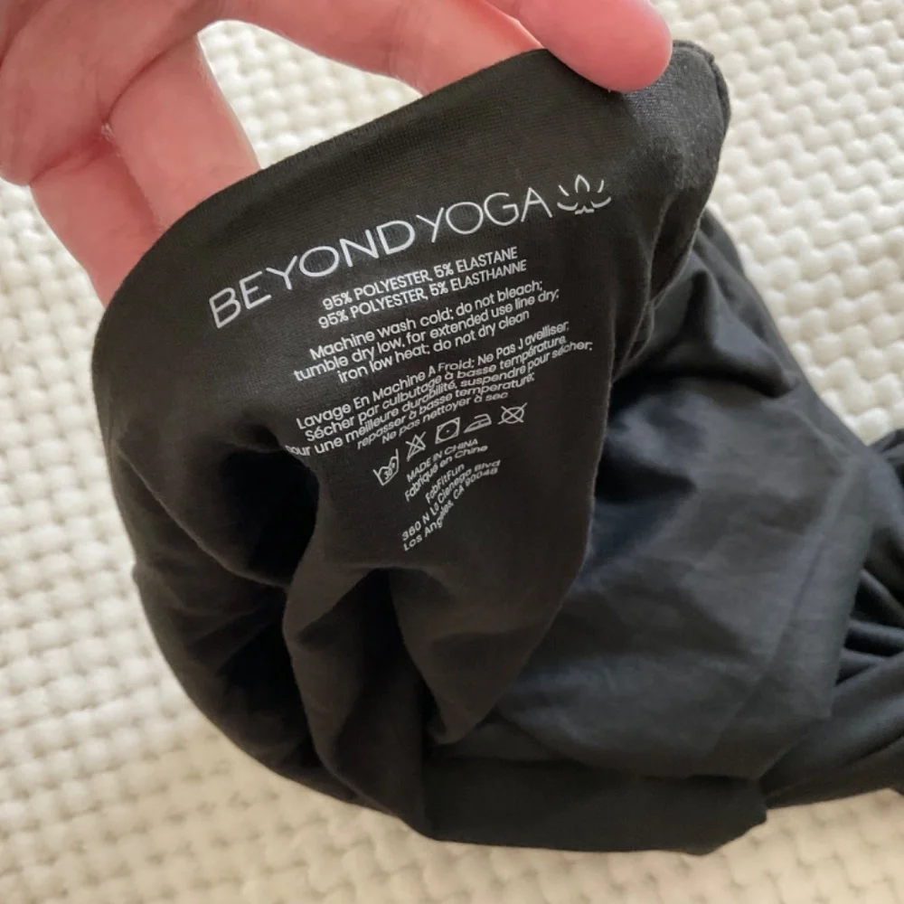 Beyond Yoga Black Pocket Infinity‎ Scarf